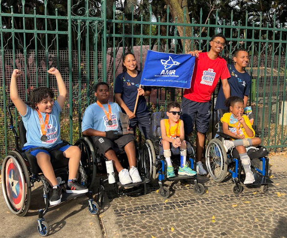 Pacientes e colaboradores da AMR posando para foto na 25ª Corrida Rústica PCD